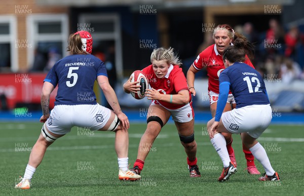210424 - Wales v France, Guinness Women’s 6 Nations - Alex Callender of Wales takes on Charlotte Escudero of France and Gabrielle Vernier of France