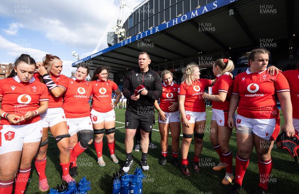210424 - Wales v France, Guinness Women’s 6 Nations - Ioan Cunningham, Wales Women head coach, with players at the end of the match