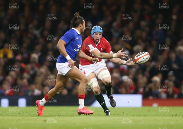 220220 - Wales v France, Guinness Six Nations Championship 2020 - Justin Tipuric of Wales feeds the ball out