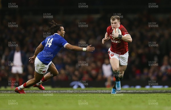 220220 - Wales v France, Guinness Six Nations Championship 2020 - Nick Tompkins of Wales gets past Teddy Thomas of France