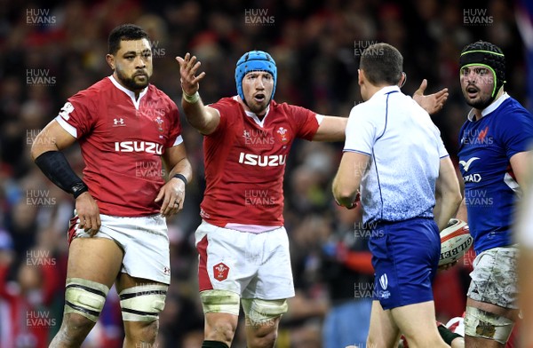 220220 - Wales v France - Guinness Six Nations - Taulupe Faletau and Justin Tipuric of Wales appeal to Referee Matthew Carley