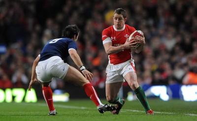 26.02.10 - Wales v France - RBS Six Nations 2010 - Shane Williams of Wales takes on Morgan Parra of France. 