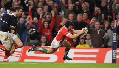 26.02.10 - Wales v France - RBS Six Nations 2010 - Leigh Halfpenny of Wales scores try. 