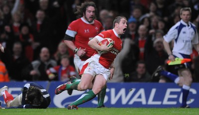 26.02.10 - Wales v France - RBS Six Nations 2010 - Shane Williams of Wales scores try. 