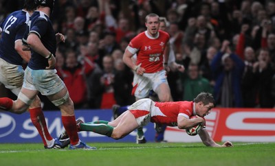 26.02.10 - Wales v France - RBS Six Nations 2010 - Shane Williams of Wales scores try. 
