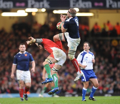 26.02.10 - Wales v France - RBS Six Nations 2010 - Imanol Harinordoquy of France beats Ryan Jones of Wales to high ball. 