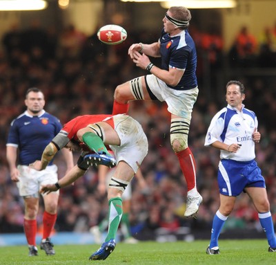 26.02.10 - Wales v France - RBS Six Nations 2010 - Imanol Harinordoquy of France beats Ryan Jones of Wales to high ball. 