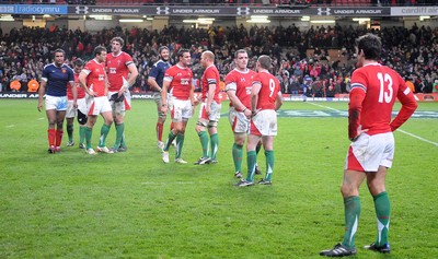 26.02.10 - Wales v France - RBS Six Nations 2010 - Wales players look dejected at the end of the game .