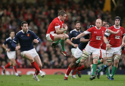 26.02.10 Wales v France... Wales' Shane Williams takes high ball. 