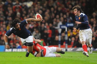 26.02.10 - Six Nations Rugby, Wales v France France's Mathieu Bastareaud passes to France's Alexis Palisson as Wales' Stephen Jones tackles 