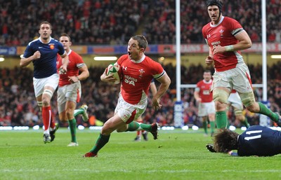 26.02.10 - Six Nations Rugby, Wales v France Wales' Shane Williams beats a challenge from France's Alexis Palisson as he scores a try 