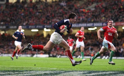26.02.10 ... Wales v France, RBS 6 Nations 2010 -  France's Francois Trinh-Duc races in to score try 