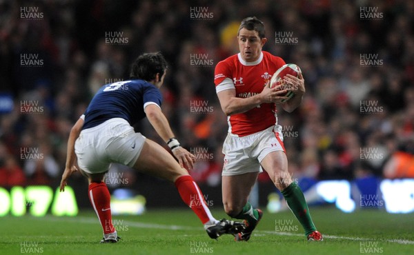 26.02.10 - Wales v France - RBS Six Nations 2010 - Shane Williams of Wales takes on Morgan Parra of France. 