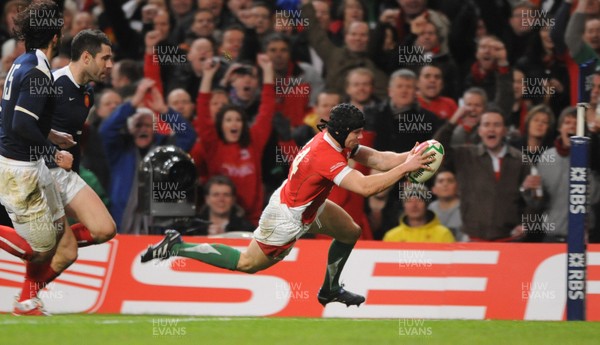 26.02.10 - Wales v France - RBS Six Nations 2010 - Leigh Halfpenny of Wales scores try. 