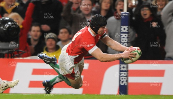 26.02.10 - Wales v France - RBS Six Nations 2010 - Leigh Halfpenny of Wales scores try. 