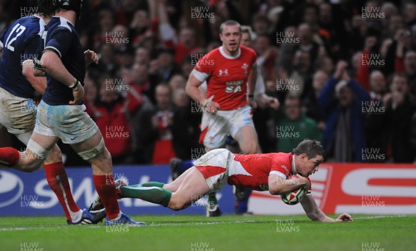 26.02.10 - Wales v France - RBS Six Nations 2010 - Shane Williams of Wales scores try. 
