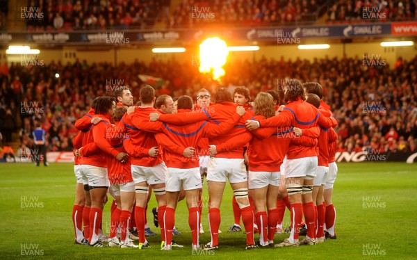 26.02.10 - Wales v France - RBS Six Nations 2010 - French team huddle prior to kick off. 