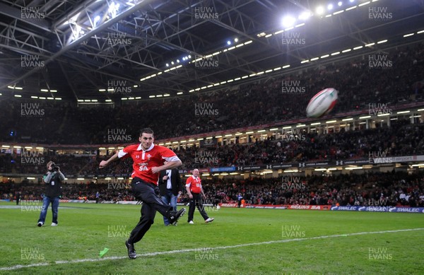 26.02.10 - Wales v France - RBS Six Nations 2010 - Boxer Nathan Cleverly during a half time kick. 