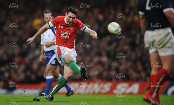 26.02.10 - Wales v France - RBS Six Nations 2010 - Stephen Jones of Wales converts a penalty. 