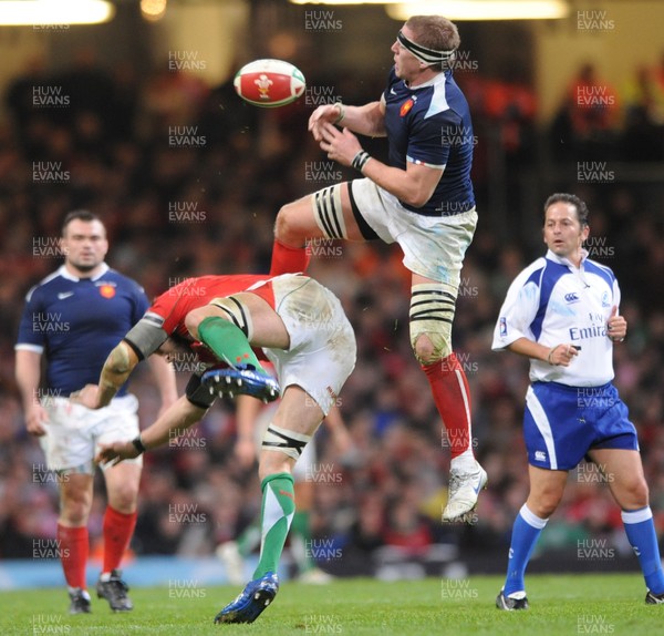 26.02.10 - Wales v France - RBS Six Nations 2010 - Imanol Harinordoquy of France beats Ryan Jones of Wales to high ball. 