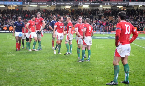 26.02.10 - Wales v France - RBS Six Nations 2010 - Wales players look dejected at the end of the game .