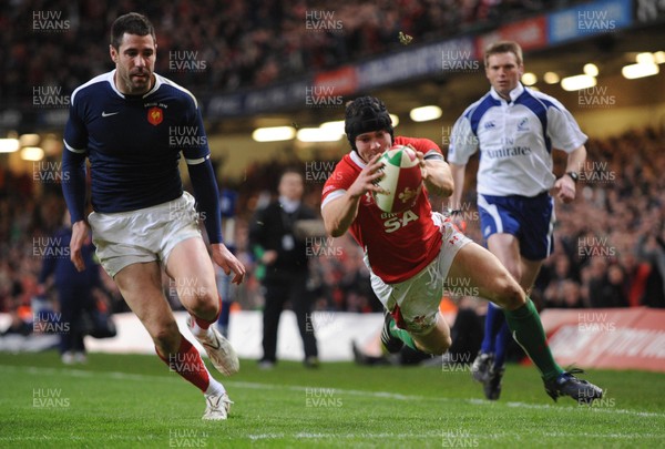 26.02.10 - Six Nations Rugby, Wales v France Wales' Leigh Halfpenny scores try as France's Julien Malzieu looks on 