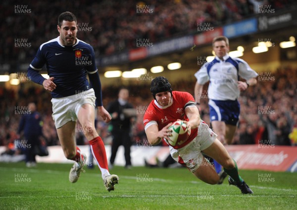 26.02.10 - Six Nations Rugby, Wales v France Wales' Leigh Halfpenny scores try as France's Julien Malzieu looks on 
