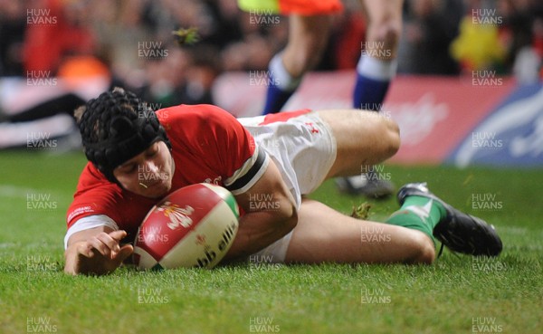26.02.10 - Six Nations Rugby, Wales v France Wales' Leigh Halfpenny scores try 