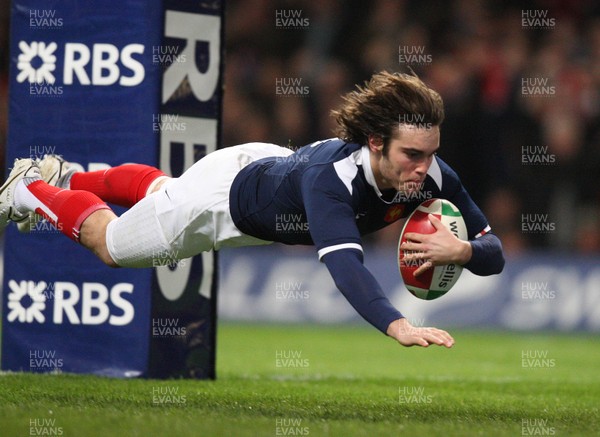 26.02.10 ... Wales v France, RBS 6 Nations 2010 -  France's Alexis Palisson dives in to score try 