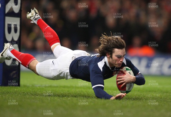 26.02.10 ... Wales v France, RBS 6 Nations 2010 -  France's Alexis Palisson dives in to score try 