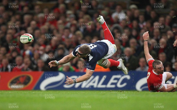 26.02.10 ... Wales v France, RBS 6 Nations 2010 -  France's Imanol Harinordoquy feeds the ball out as Wales' Richard Rees  looks on 