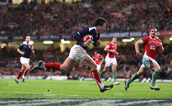 26.02.10 ... Wales v France, RBS 6 Nations 2010 -  France's Francois Trinh-Duc races in to score try 
