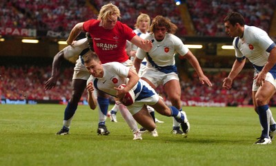 26.08.07 - Wales v France - Invesco Perpetual 2007 Summer Series - France's Pierre Mignoni scores try 