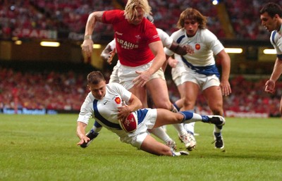 26.08.07 - Wales v France - Invesco Perpetual 2007 Summer Series - France's Pierre Mignoni scores try 