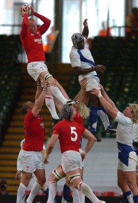 26.08.07 - Wales v France - Invesco Perpetual 2007 Summer Series - Wales' Martyn Williams wins line-out ball 