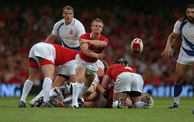 26.08.07 - Wales v France - Invesco Perpetual 2007 Summer Series - Wales' Dwayne Peel releases the backs 