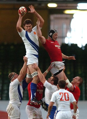 26.08.07 - Wales v France - Invesco Perpetual 2007 Summer Series - France's Fabien Pelous beats Ian Gough to line-out ball 