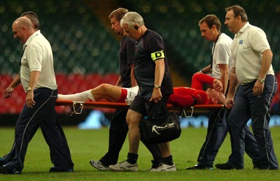 26.08.07 - Wales v France - Invesco Perpetual 2007 Summer Series - Wales' Gareth Thomas is stretchered off 