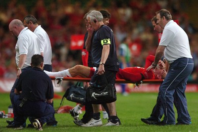 26.08.07 - Wales v France - Invesco Perpetual 2007 Summer Series - Wales' Gareth Thomas is stretchered off 