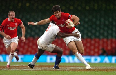 26.08.07 - Wales v France - Invesco Perpetual 2007 Summer Series - Wales' Mike Phillips takes on France's Serge Betsen 