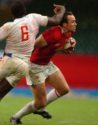 26.08.07 - Wales v France - Invesco Perpetual 2007 Summer Series - Wales' Mark Jones takes on France's Serge Betsen 