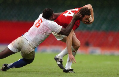 26.08.07 - Wales v France - Invesco Perpetual 2007 Summer Series - Wales' Mark Jones takes on France's Serge Betsen 