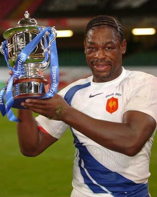 26.08.07 - Wales v France - Invesco Perpetual 2007 Summer Series - France's Serge Betsen with the winners trophy 