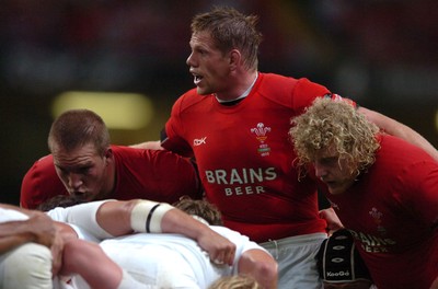 26.08.07 - Wales v France - Invesco Perpetual 2007 Summer Series - Wales' (L-R)Gethin Jenkins, Rhys Thomas and Duncan Jones pack down 