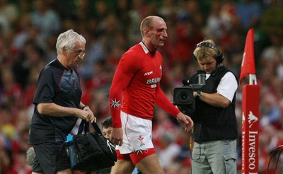 26.08.07  Wales v France... Wales Gareth Thomas receives treatment from the team Doctor 