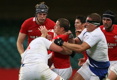 26.08.07  Wales v France... Wales Shane Williams is tackled by Jerome Thion and Imanol Harinordoquy 