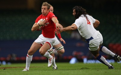 26.08.07 - Wales v France -  Wales' Jamie Robinson breaks past France's Sebastien Chabal 