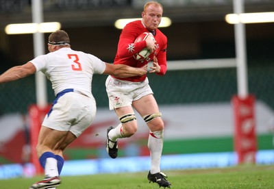 26.08.07 - Wales v France -  Wales' Martyn Williams tries to get past France's Pieter De Villiers 