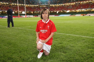 26.08.07  Wales v France... Mascot Jonathan David Rees . 
