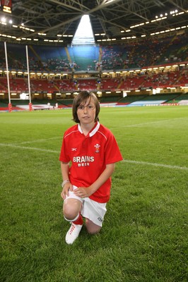 26.08.07  Wales v France... Mascot Jonathan David Rees . 
